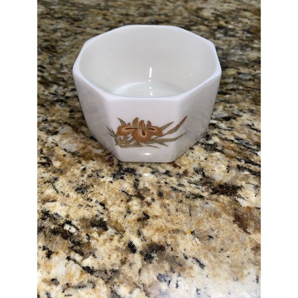 Vintage WHITE IRIS Porcelain Trinket Keepsake Box Japan Jewelry Box - Picture 4 of 6